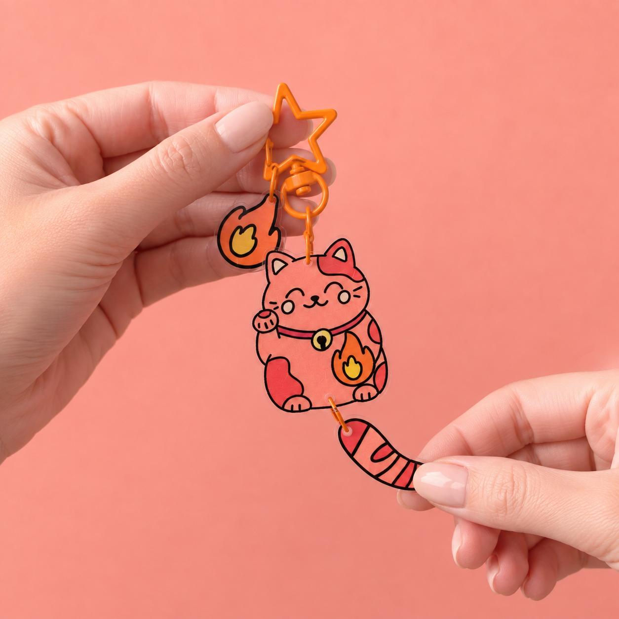 Porte-clé Maneki Neko Courage avec queue articulée tenu entre deux mains